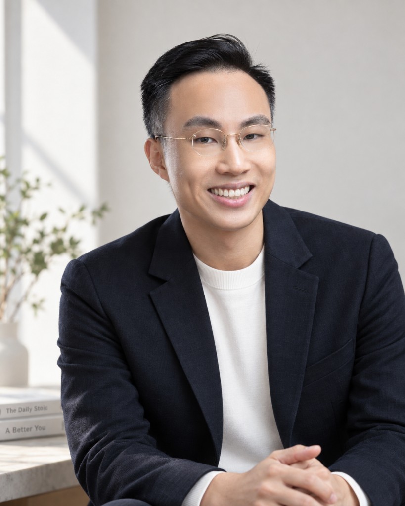 Alvin 在明亮室內微笑