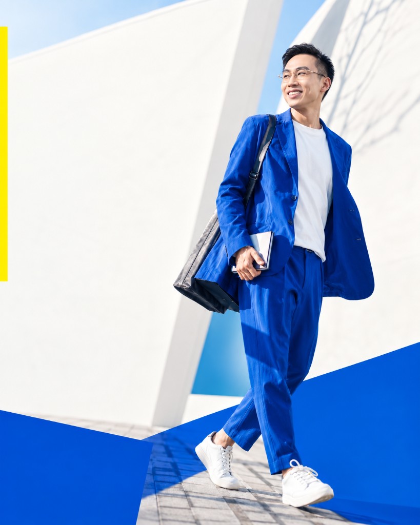 Alvin Wong 穿藍色上衣步行的照片